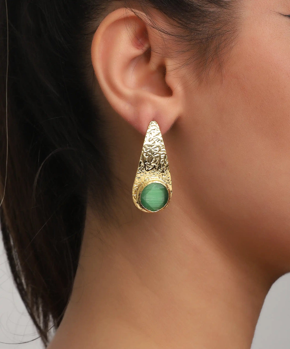Green Stone Textured Gold Drop Earrings – Elegant Vintage Inspired Statement Jewelry