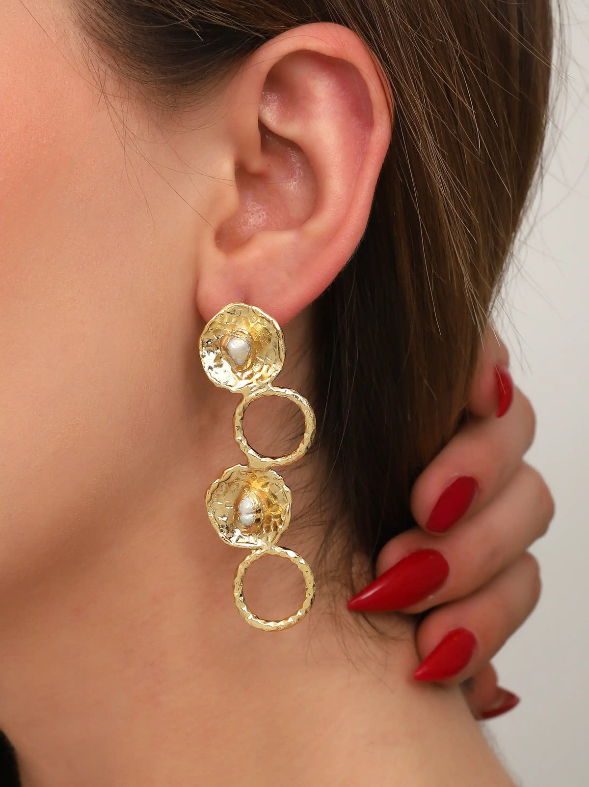 Gold Hammered Circle Pearl Drop Earrings – Abstract Geometric Statement Design