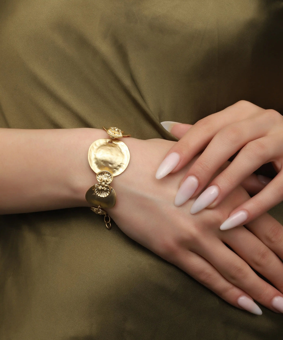 Gold Hammered Disc Charm Bracelet – Textured Statement Link Design
