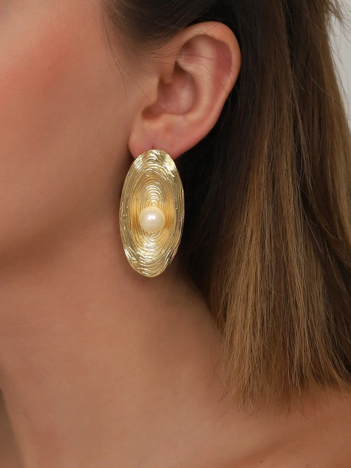 Gold Textured Oval Pearl Stud Earrings – Vintage Luxe Statement